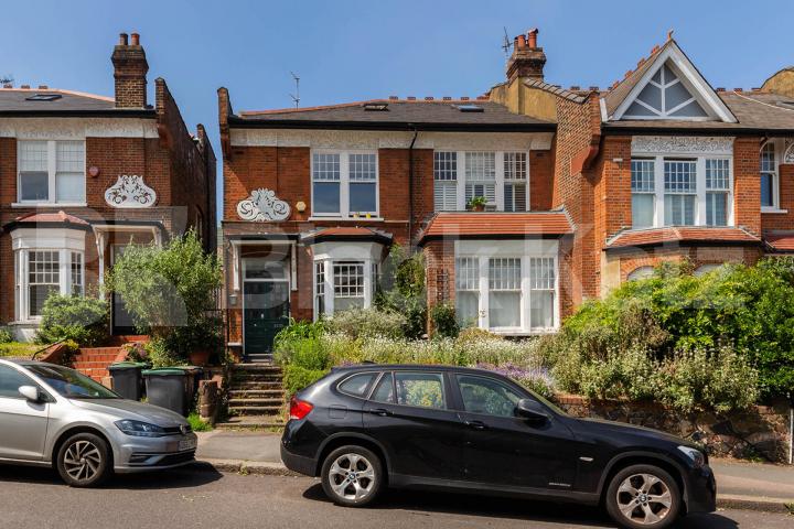 Located on the top floor of a period conversion close to Muswell broadway  Dukes Avenue, Muswell Hill 